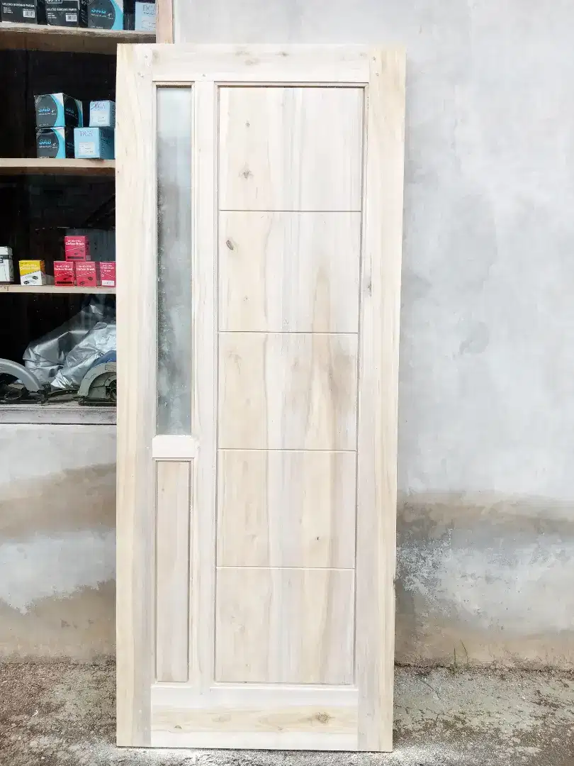 Jual pintu minimalis dan menerima pesanan mebeul air murah dan bagus