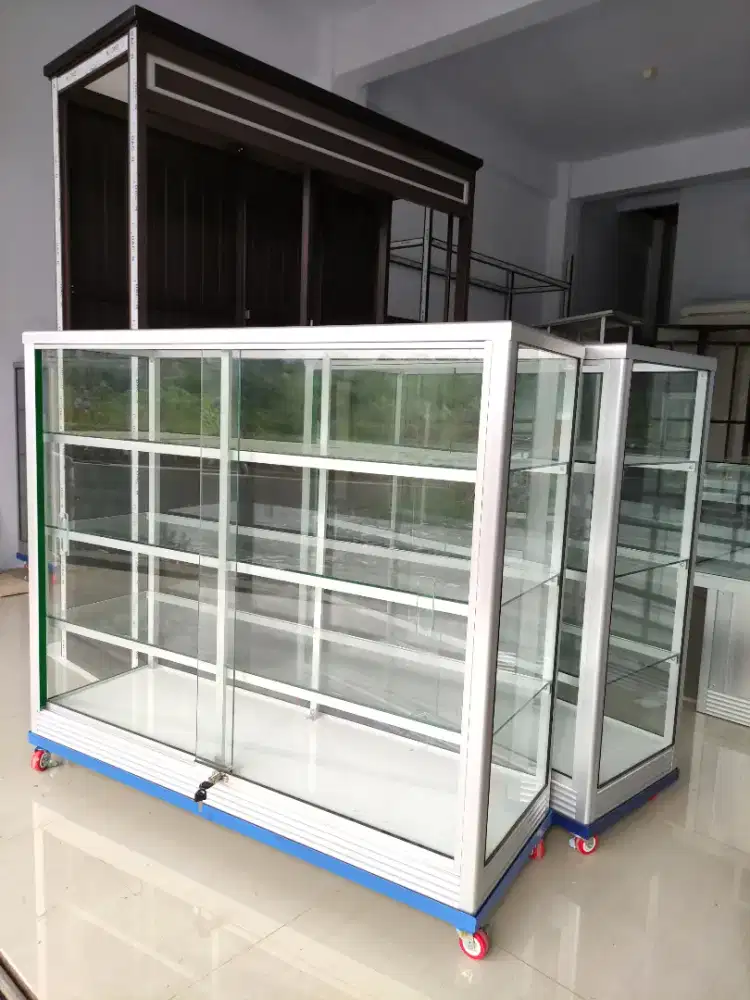 etalase kaca 1,2 meter sudah ada rodanya