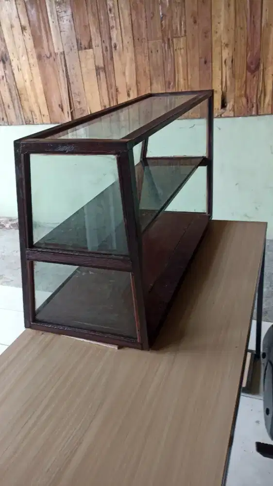 Etalase kaca kayu