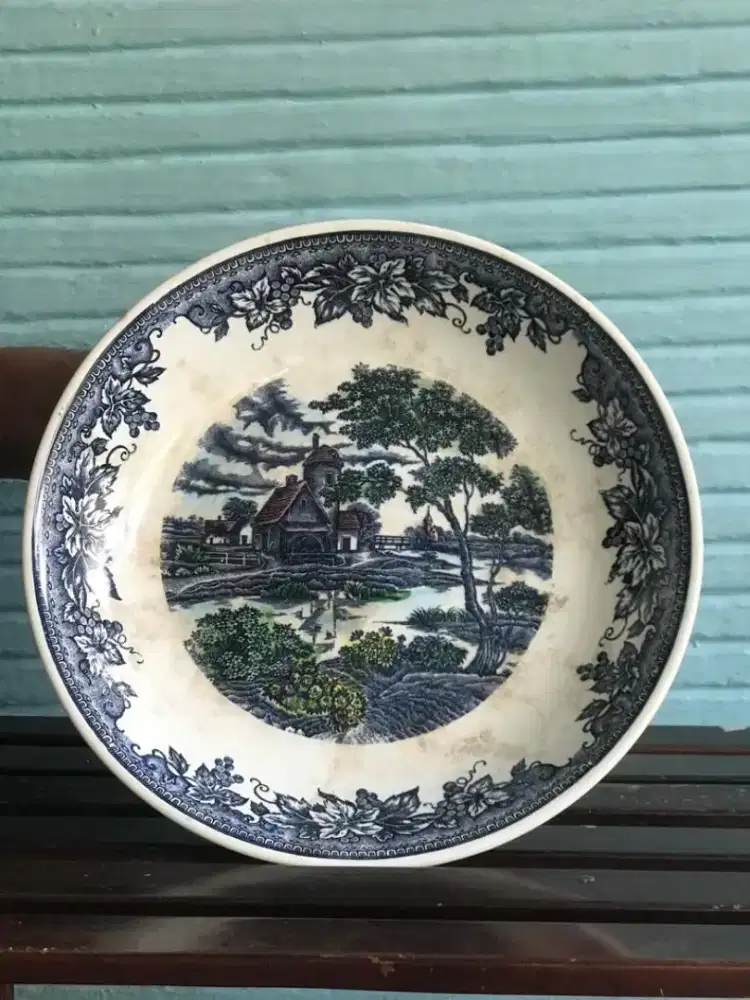 Piring keramik besar