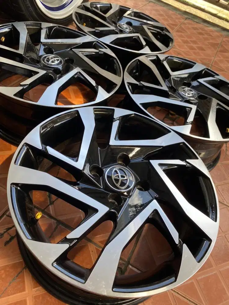 Modifikasi Ekstrem: Yamaha R15 dengan Velg Yaris – Sebuah Perpaduan Tak Terduga yang Menarik