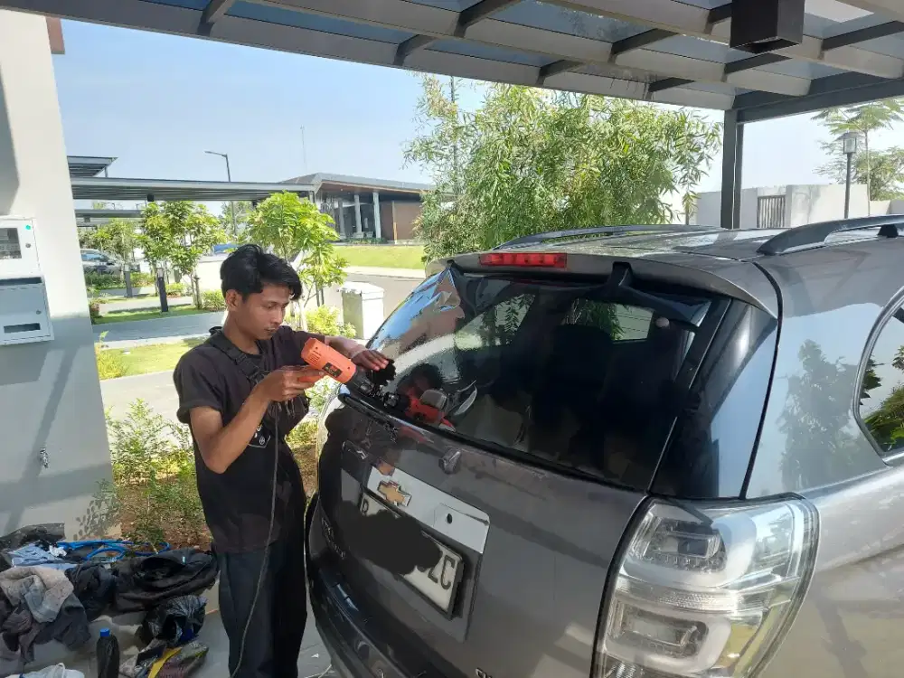 teknisi pasang kaca film mobil