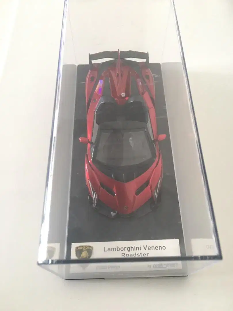 LookSmart Lamborghini Veneno Roadster