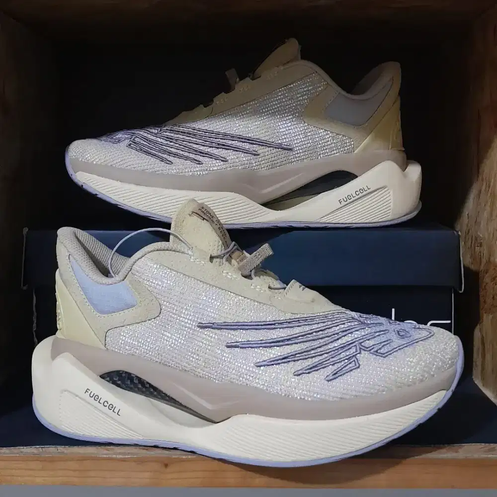 Sepatu New Balance x stone island tokyo design studio fuelcell. Carbon