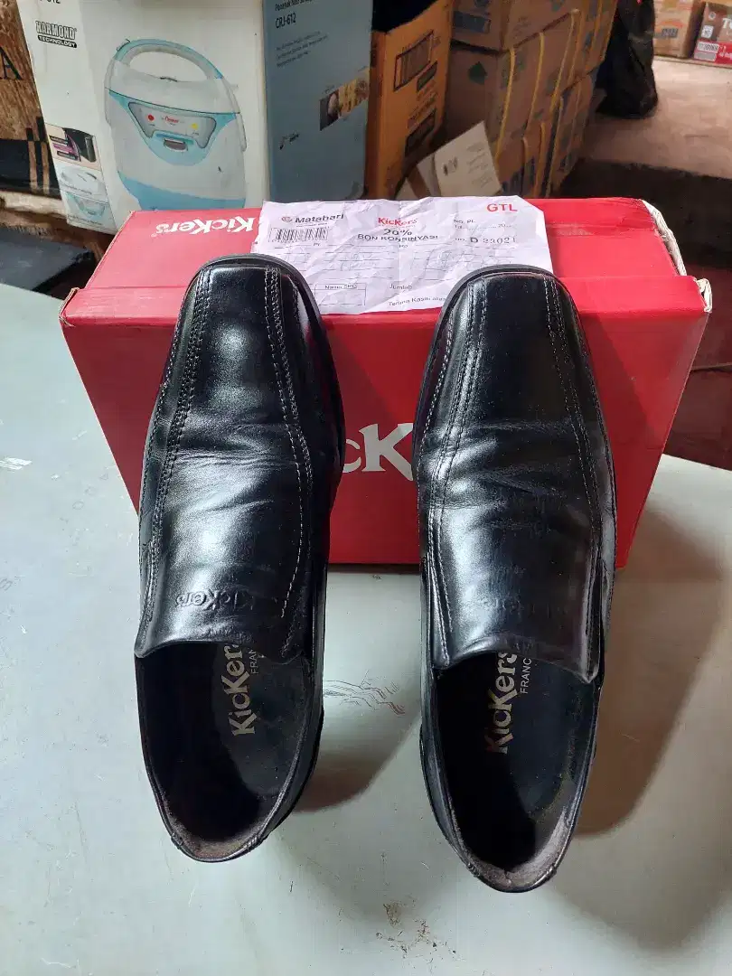 Sepatu kulit pria kickers no. 39 (90 % bagus/ada nota/ini hrg 39%)