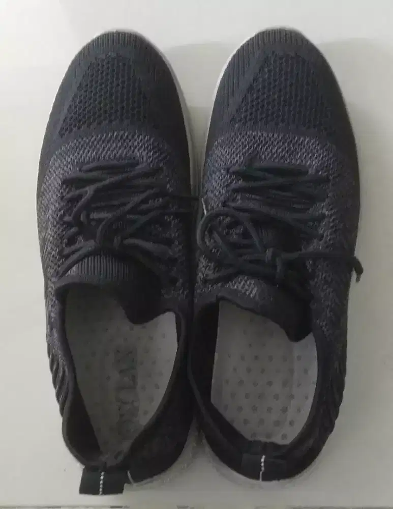 Sepatu sekolah hitam