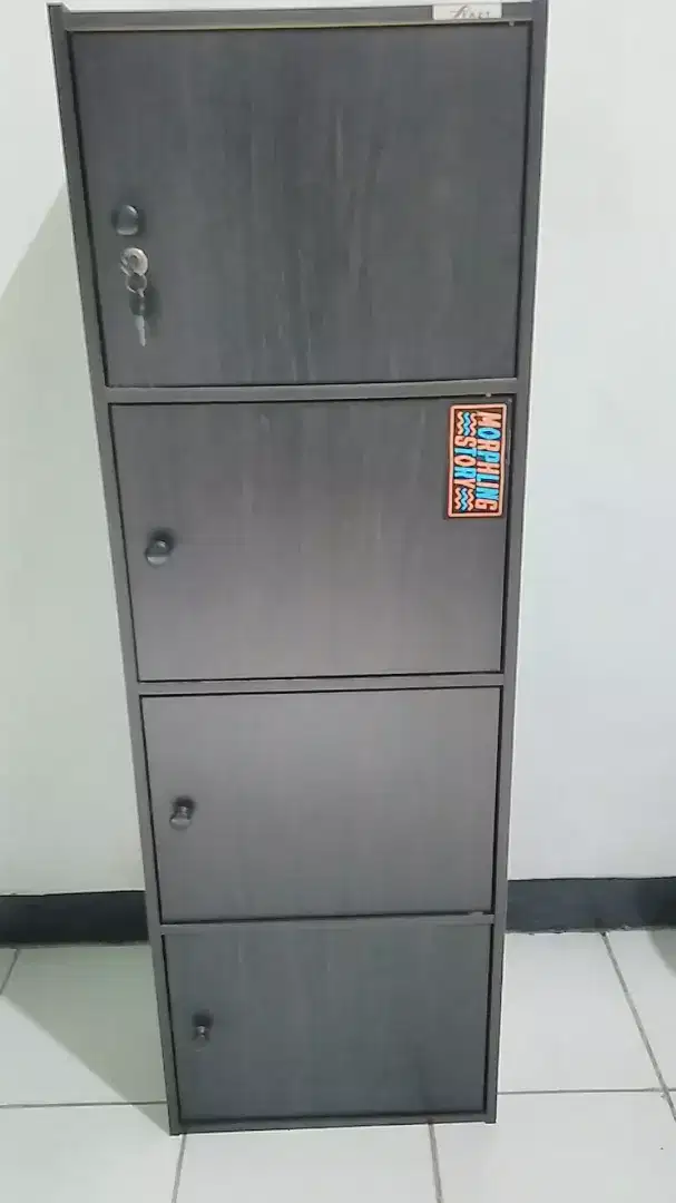 Lemari kayu rak kayu dengan pintu lemari barang
