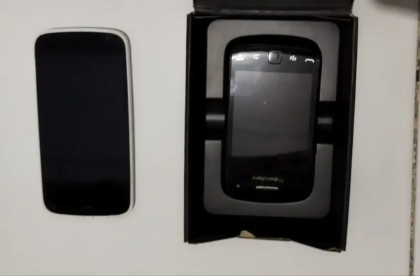 Hp seluler Android politron W8470 Quadra HD dan black Berry curve