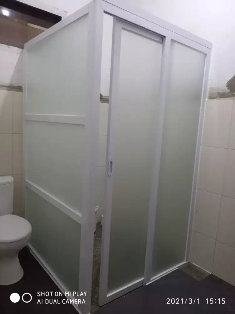 Kotak kaca untuk sekat kamar mandi