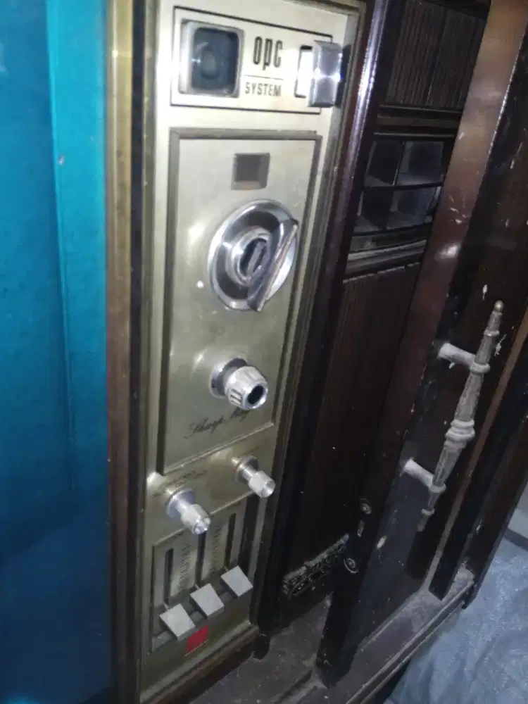 TV meja mati merk Sharp