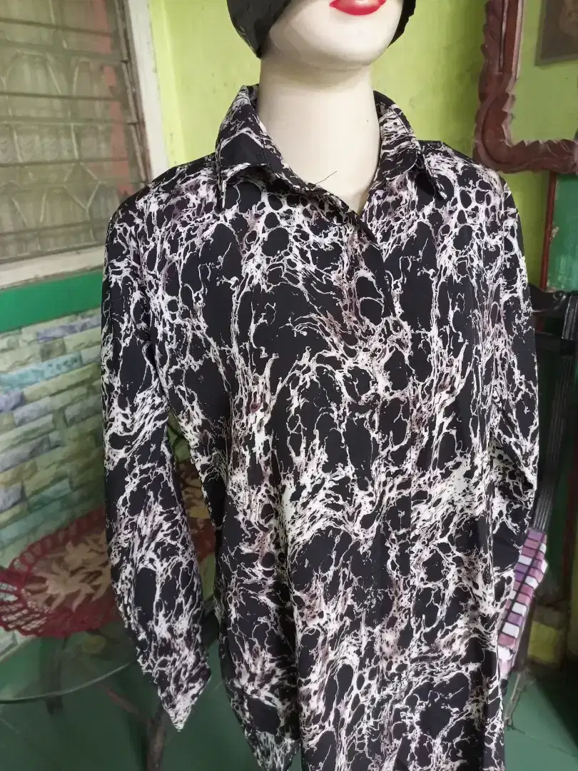 Blouse wanita motif hitam