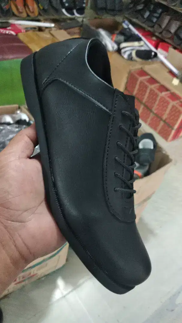 Sepatu terbaru bahannya kulit, harga promo, ready stok, dan grosir