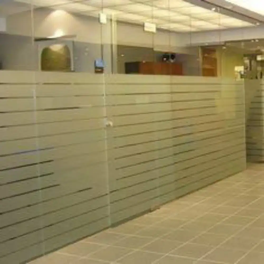 Kaca tambahkan stiker Sanblas atau kaca film