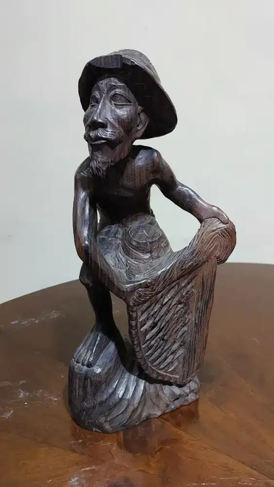 Patung nelayan kayu jati antik