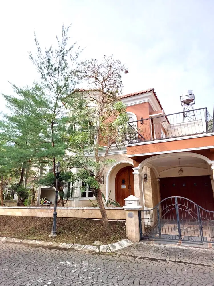 Rumah Hook Mewah di Casa Grande Residence