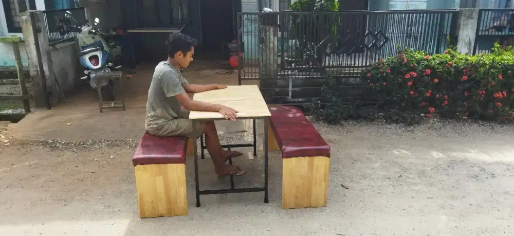 Meja set bangku busa