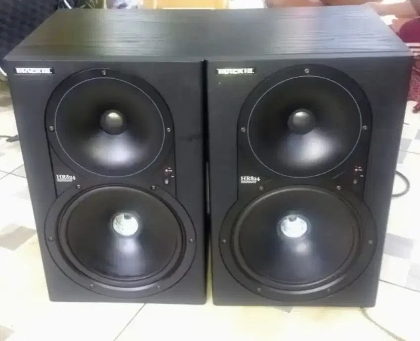 Monitor studio active Mackie HR824