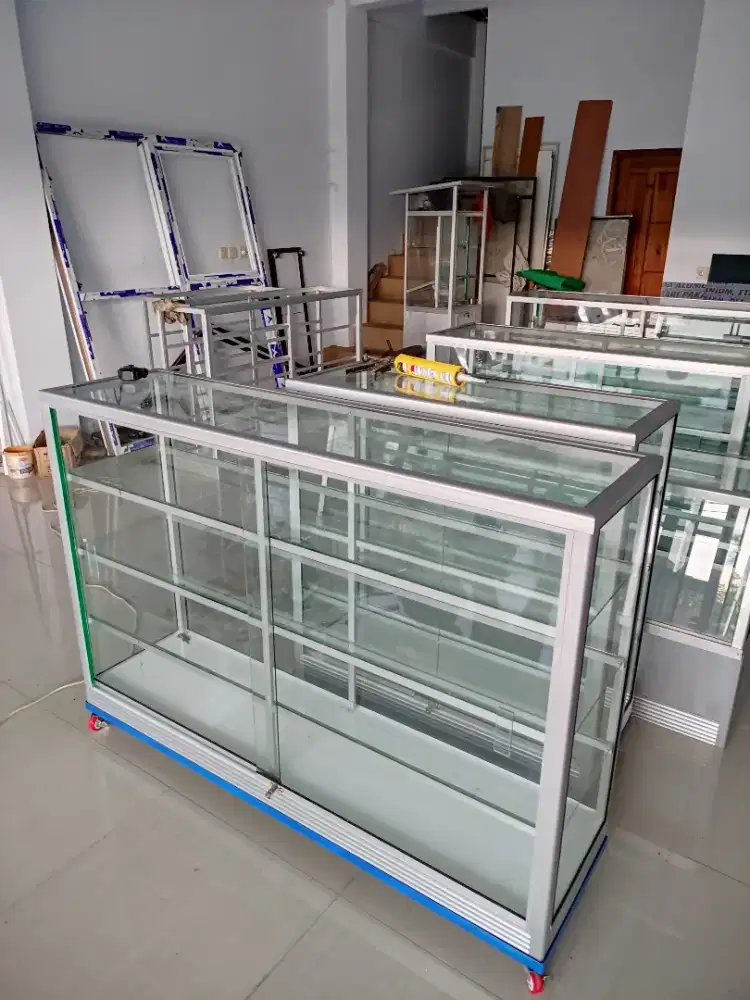 Etalase kaca 1,5 meter  roda siku besi