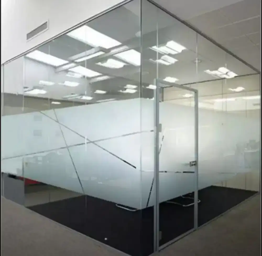 Pembatas ruangan berkaca bisa hias dg stiker sanblas dan kaca film