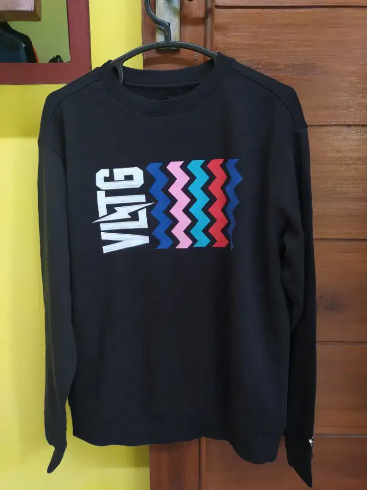 Special Promo CONVERSE Voltage Crewneck Sweater Original Size XS