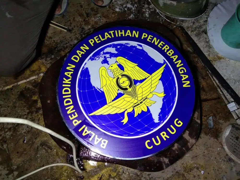 bikin logo timbul stainless galvanis kuningan acrylic