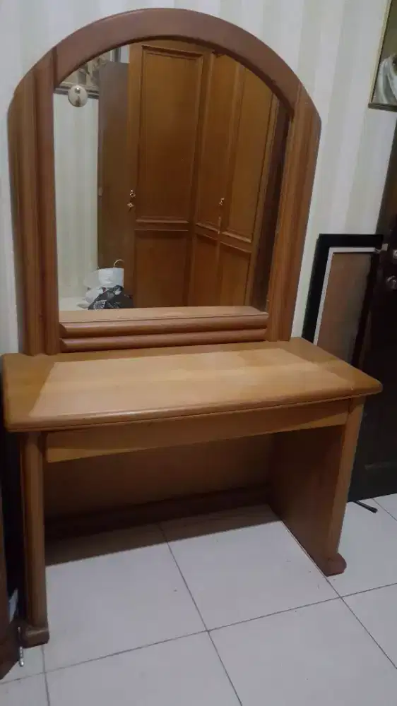 Meja rias meja dan kacanya bagus