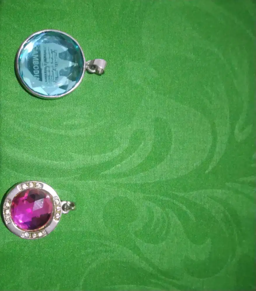 Liontin dari Kamboja