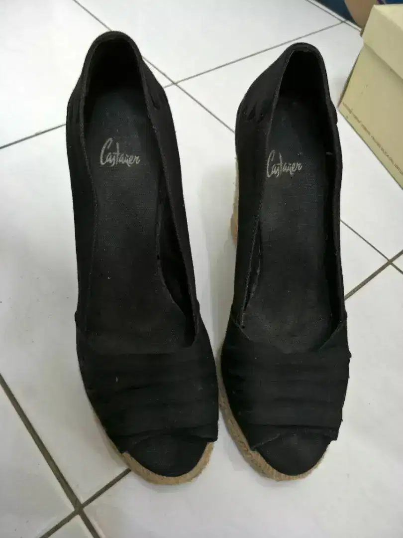 sepatu hitam berhak  untuk wanita