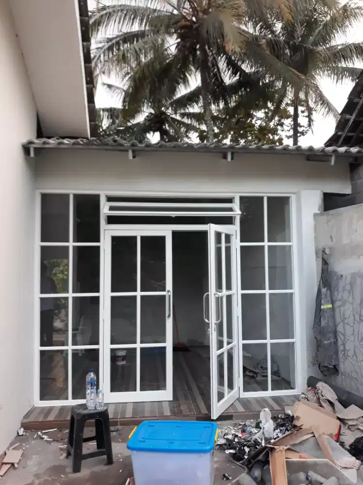 Kusen pintu kaca rumah putih mewah perumahan bersih