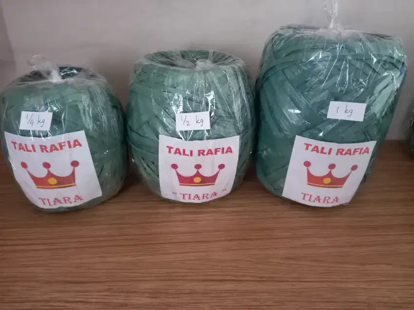 Tali rafia 1/4 kg isi 15 rol