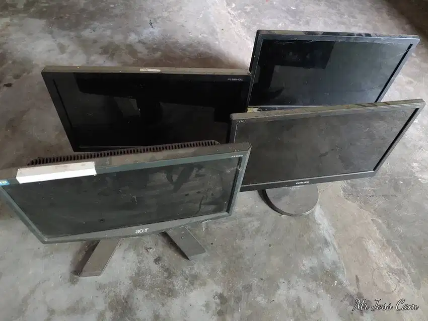 Beberapa monitor LCD 15 inch