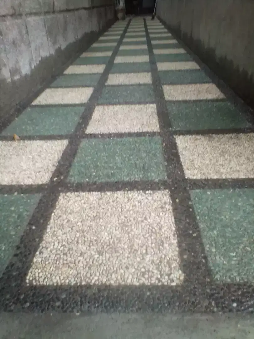spesialist lantai carport dengan batu koral sikat