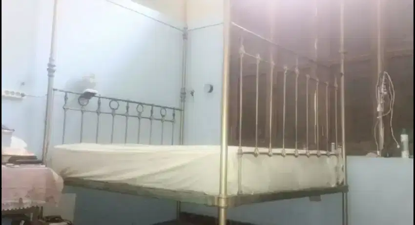 Tempat tidur besi Kuno Antik