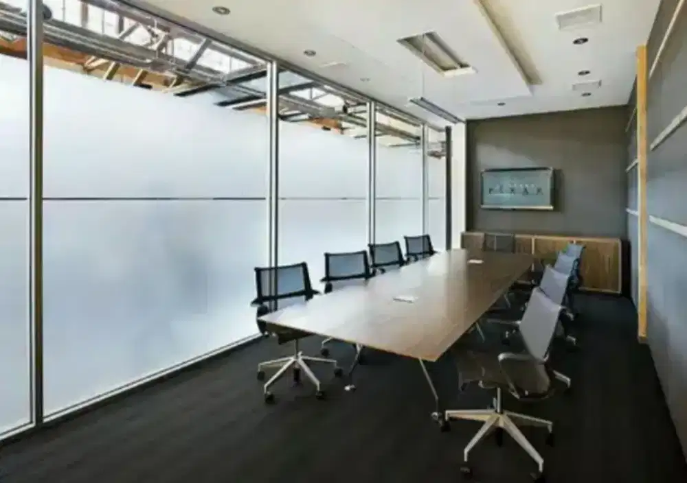 Stiker Sanblas dan kaca film mengurangi efek negatif pada ruang kantor