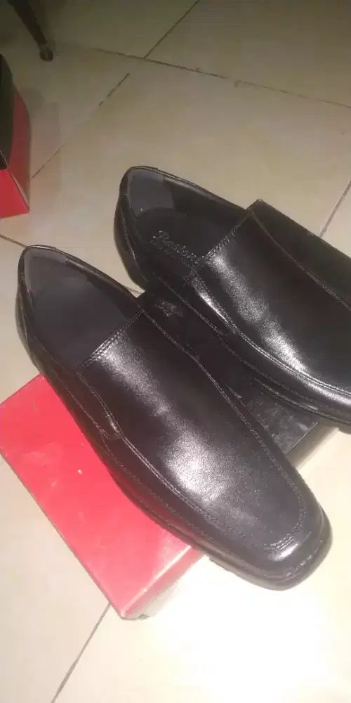 Sepatu vantofel kulit hitam