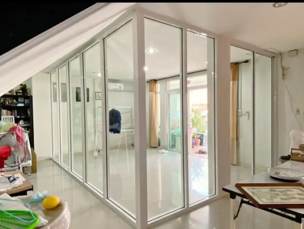 Partisi aluminium dan kaca minimalist