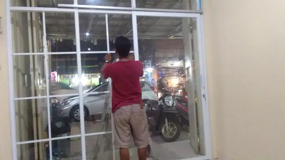 partisi sekat atau skat ruangan bahan alumunium dan kaca