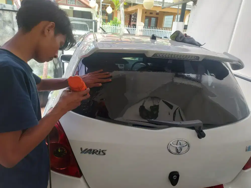 ganti atau pasang kaca film mobil