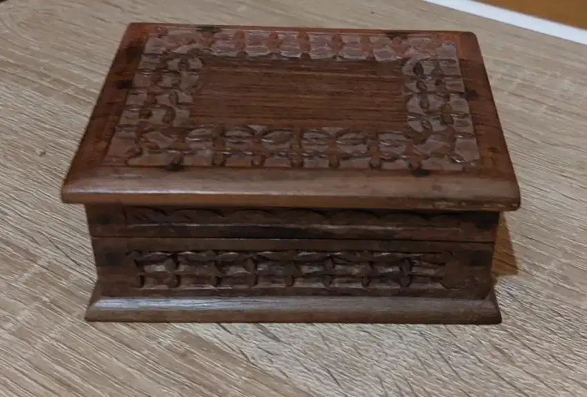 Kotak kayu solid