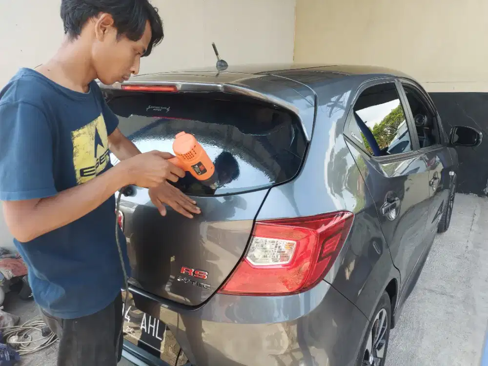 teknisi kaca film mobil dan jendela rumah atau gedung
