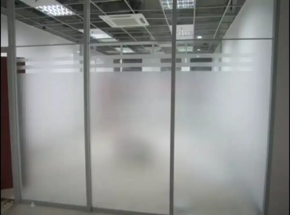 Atap kaca pasang stiker sanblas dan kaca film