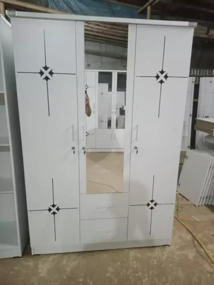 Lemari pakaian 3 pintu white laci