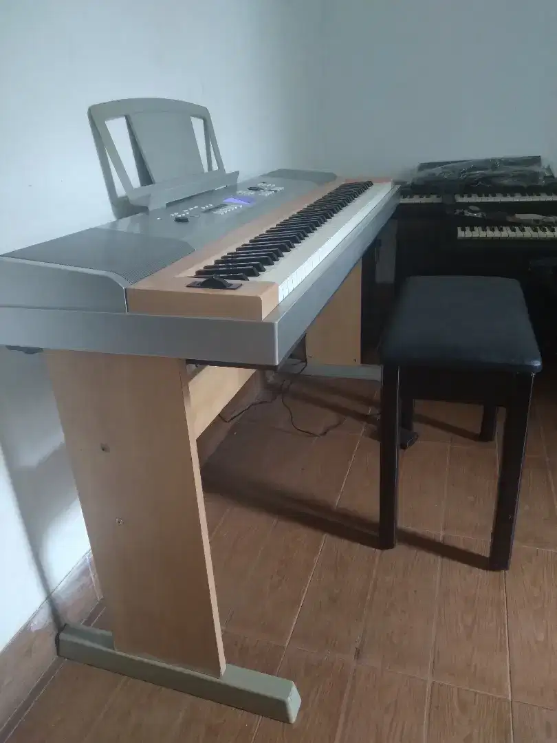 Piano Yamaha DGX 620. 88 tuts spt piano.bs Flashdisk.bs recording.