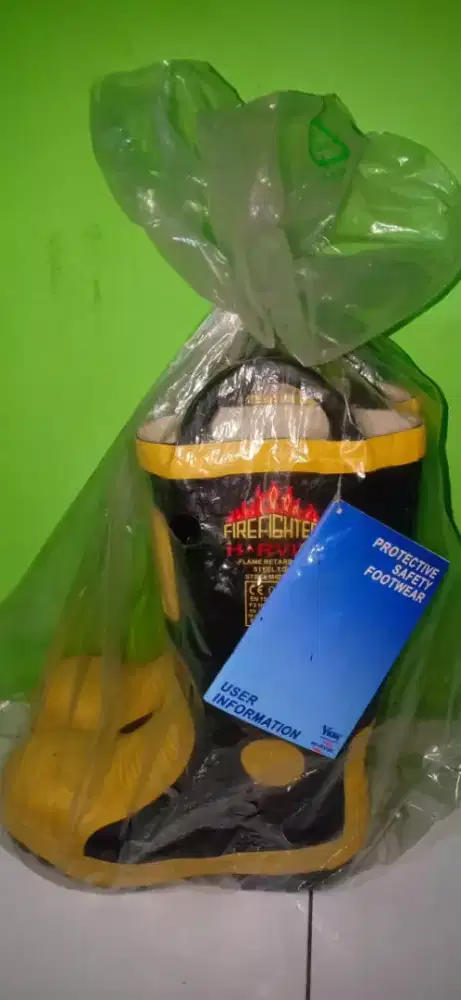 Sepatu boot safety PEMADAM merk HARVIK (baru) no:42 Rp1.800.000 (nett)
