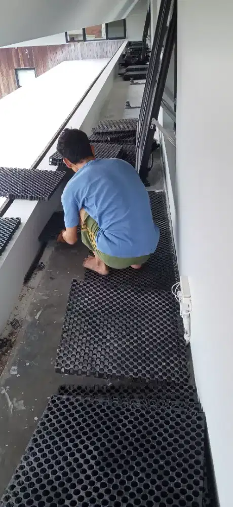 Pemasangan batu koral,dan taman