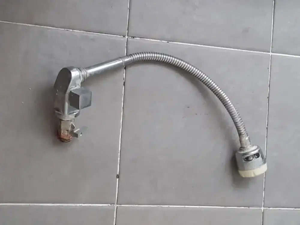 keran sink pasang di tembok