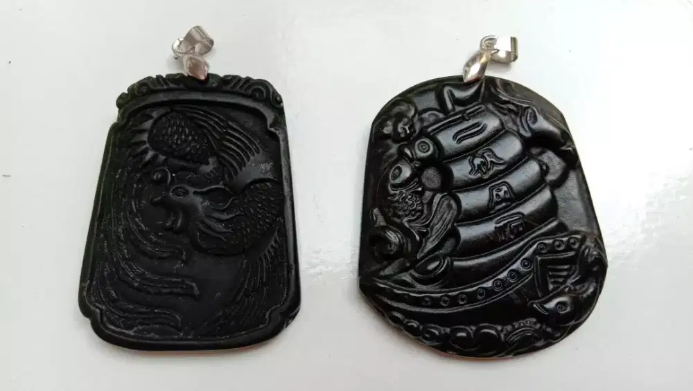 Liontin batu Black Jade Carving