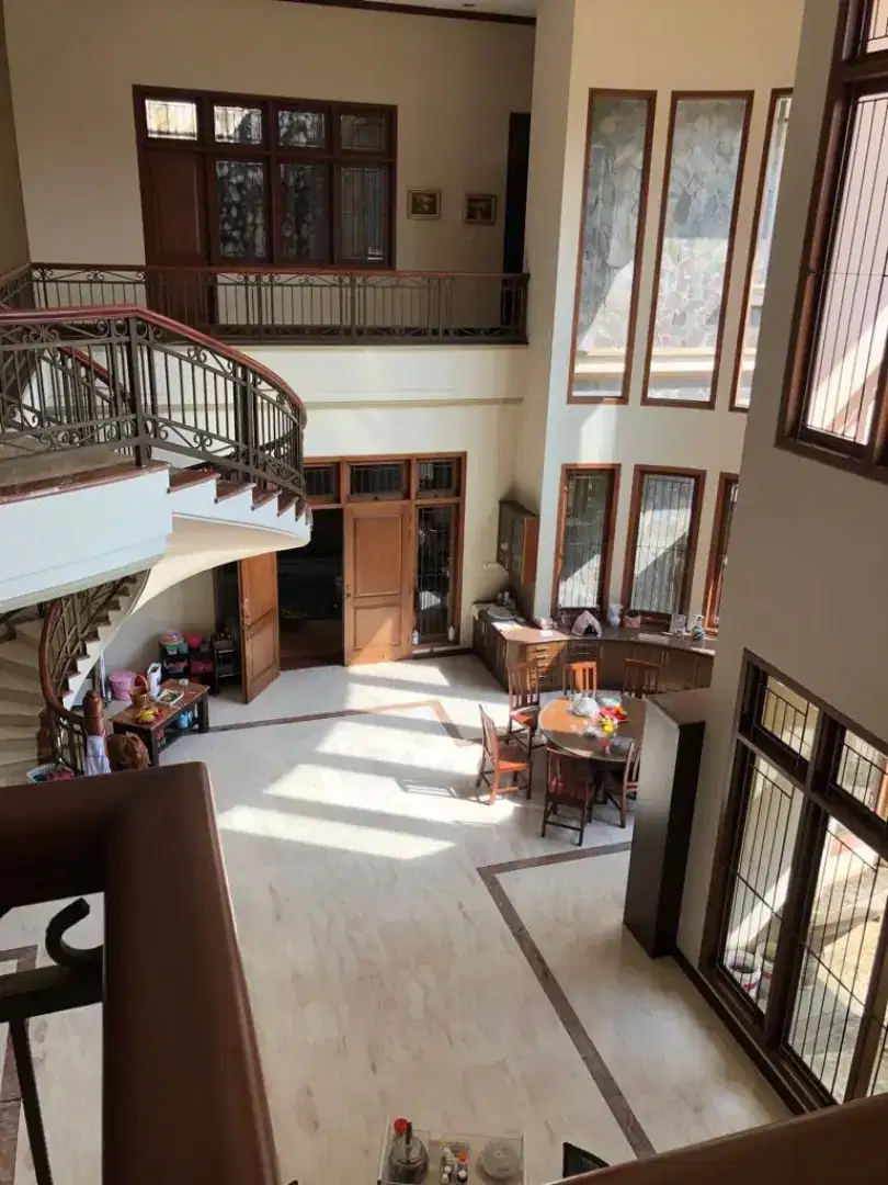 Rumah Mewah di Area Perumahan Pahlawan Trip Dekat Jl Ijen Malang