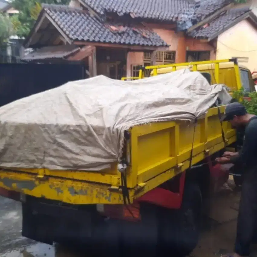 Mobil angkut puing sampah proyek