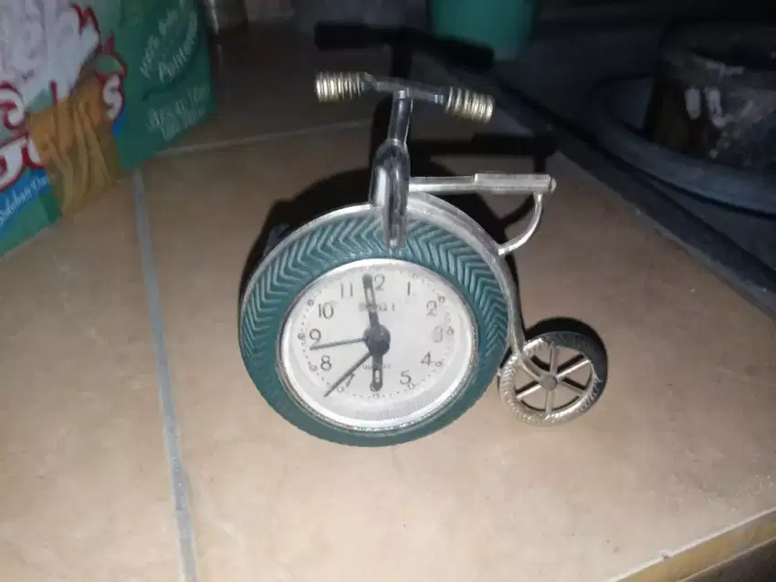 Jam alarm merek hugo
